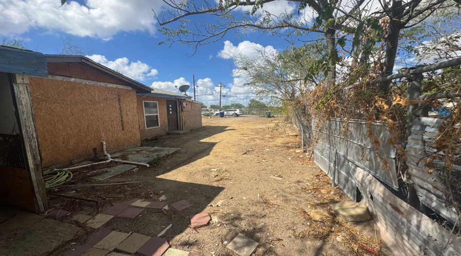 2715 Cedar Ave, LAREDO, Texas 78040, 4 Bedrooms Bedrooms, 5 Rooms Rooms,1 BathroomBathrooms,Residential,For Sale,2715 Cedar Ave,20264824