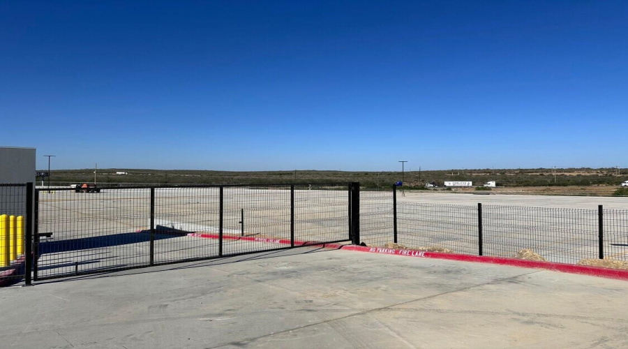 19926 Kraus Lp., Laredo, Texas 78045, 1 Bedroom Bedrooms, 51 Rooms Rooms,4 BathroomsBathrooms,Commercial/industrial,For Sale,19926 Kraus Lp.,20264827