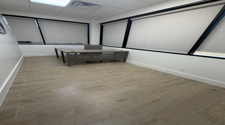 1407 Calle Del Norte, Laredo, Texas 78041, 21 Rooms Rooms,3 BathroomsBathrooms,Commercial retail/office,For Rent,1407 Calle Del Norte,20264834