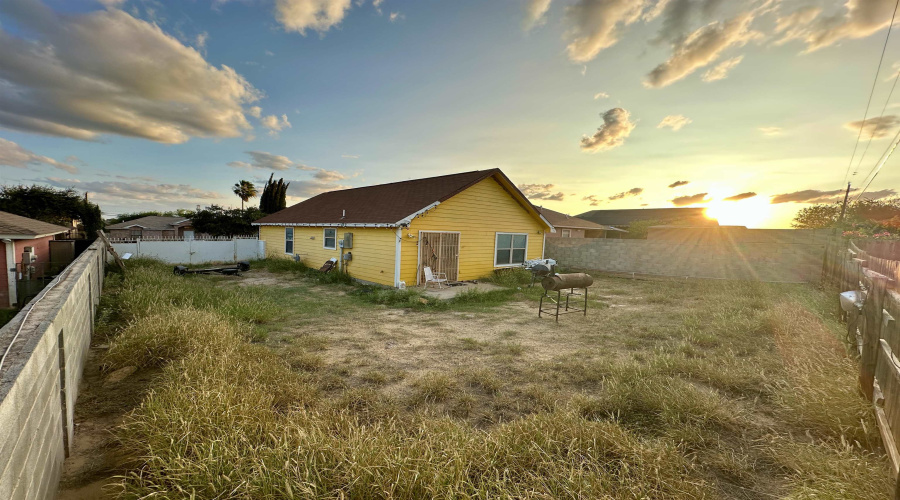 712 Oleander St, Laredo, Texas 78046, 3 Bedrooms Bedrooms, 6 Rooms Rooms,2 BathroomsBathrooms,Residential,For Sale,712 Oleander St,20264840