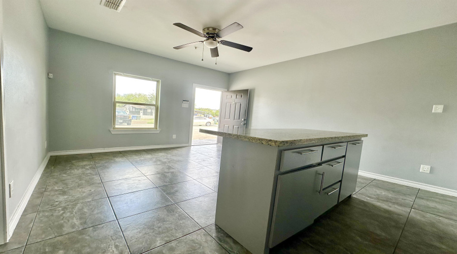2705 Mauricio St, Laredo, Texas 78041-0000, 2 Bedrooms Bedrooms, 3 Rooms Rooms,1 BathroomBathrooms,Residential,For Rent,2705 Mauricio St,20264842