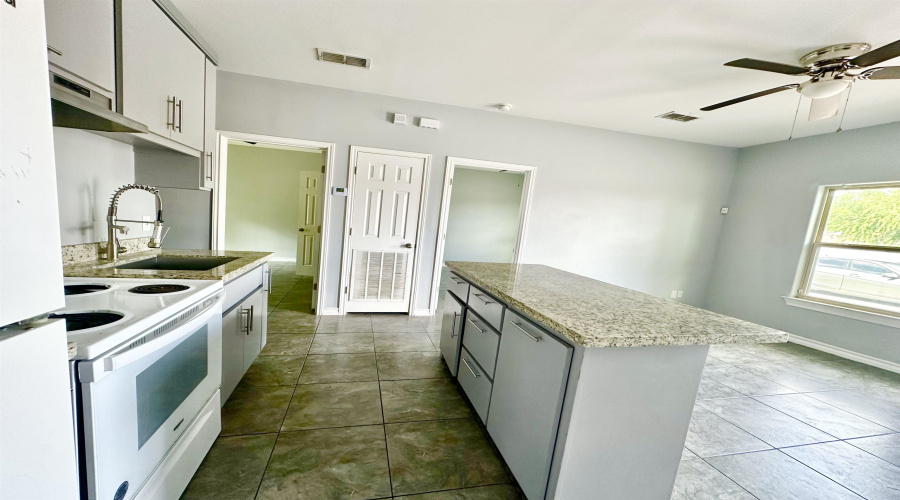 2705 Mauricio St, Laredo, Texas 78041-0000, 2 Bedrooms Bedrooms, 3 Rooms Rooms,1 BathroomBathrooms,Residential,For Rent,2705 Mauricio St,20264842