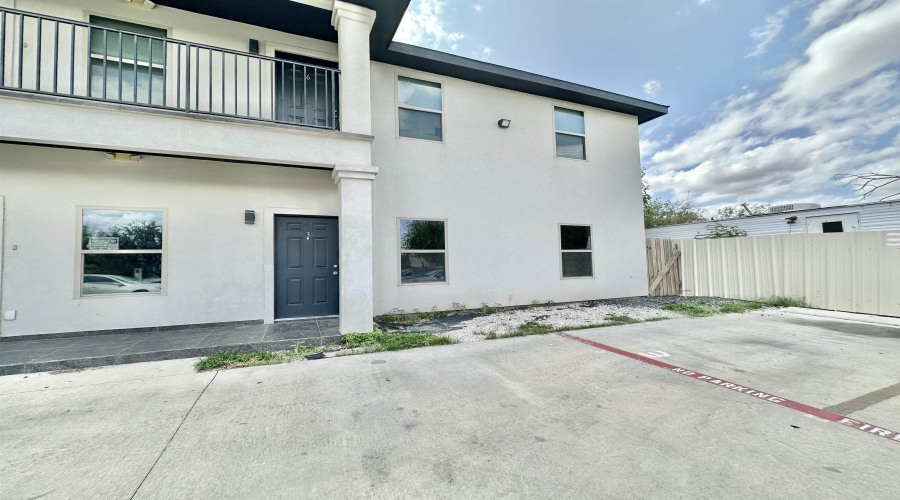 2705 Mauricio St, Laredo, Texas 78041-0000, 2 Bedrooms Bedrooms, 3 Rooms Rooms,1 BathroomBathrooms,Residential,For Rent,2705 Mauricio St,20264842