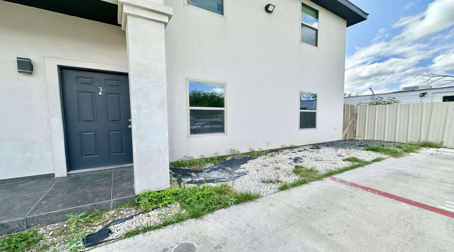 2705 Mauricio St, Laredo, Texas 78041-0000, 2 Bedrooms Bedrooms, 3 Rooms Rooms,1 BathroomBathrooms,Residential,For Rent,2705 Mauricio St,20264842