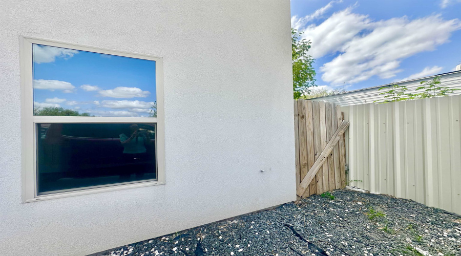 2705 Mauricio St, Laredo, Texas 78041-0000, 2 Bedrooms Bedrooms, 3 Rooms Rooms,1 BathroomBathrooms,Residential,For Rent,2705 Mauricio St,20264842