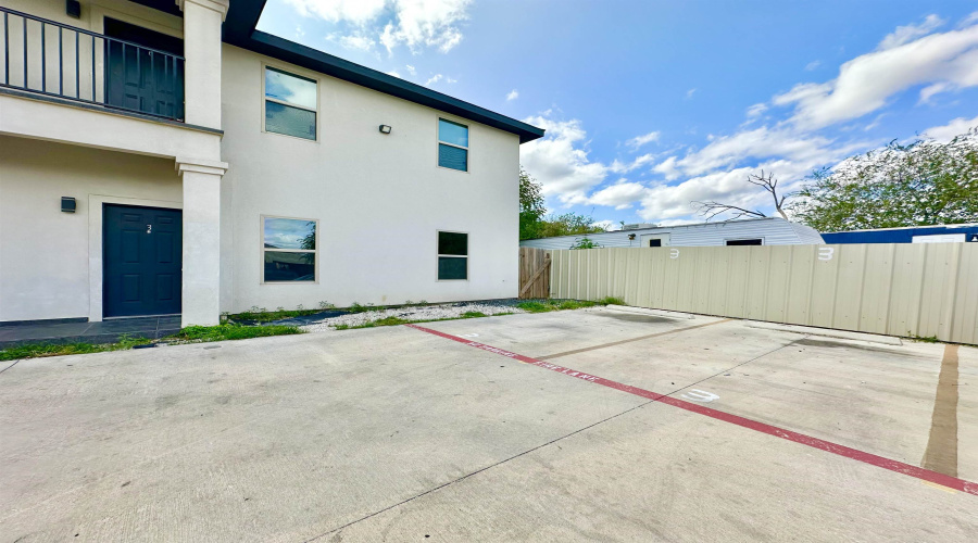 2705 Mauricio St, Laredo, Texas 78041-0000, 2 Bedrooms Bedrooms, 3 Rooms Rooms,1 BathroomBathrooms,Residential,For Rent,2705 Mauricio St,20264842