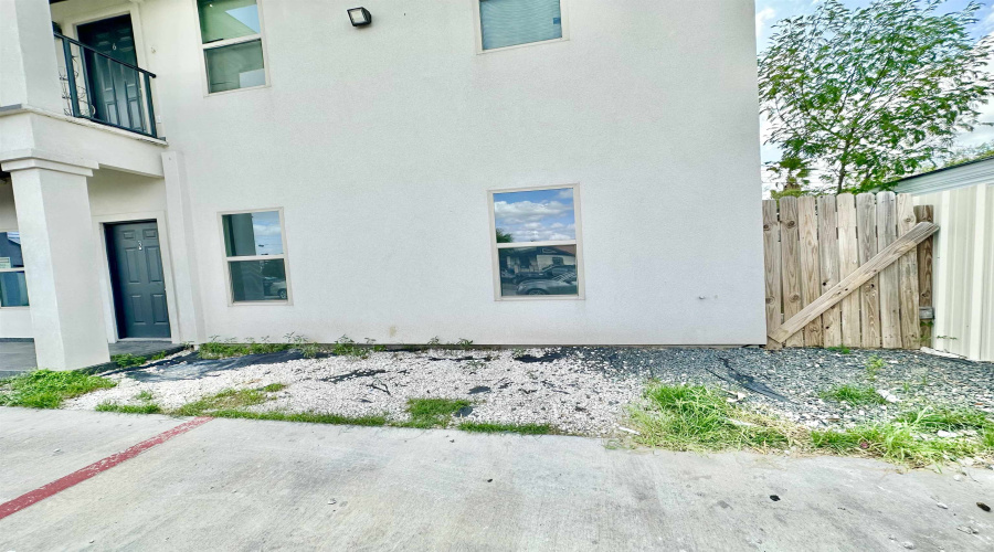 2705 Mauricio St, Laredo, Texas 78041-0000, 2 Bedrooms Bedrooms, 3 Rooms Rooms,1 BathroomBathrooms,Residential,For Rent,2705 Mauricio St,20264842