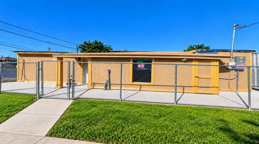 1402 Garden St, Laredo, Texas 78040, 2 Bedrooms Bedrooms, 3 Rooms Rooms,1 BathroomBathrooms,Residential,For Sale,1402 Garden St,20264847